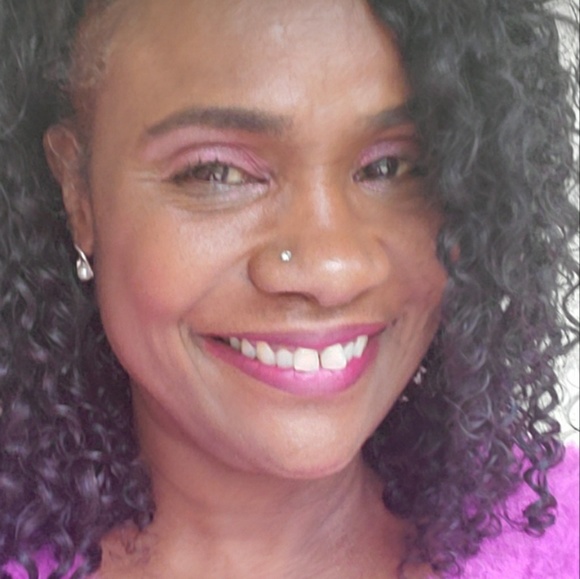 Meet your Posher, Cynthia - Picture 1 of 1